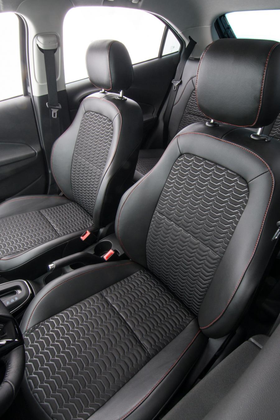 Интерьер Chevrolet Onix 2016 года  (фото 3 из 30)